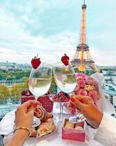 Без бренда «Свидание на фоне Эйфелевой башки» в Симферополе