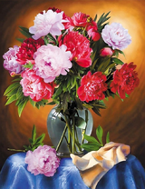 Разноцветные пионы в прозрачной вазе