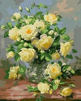 Желтые садовые розы в прозрачной вазе